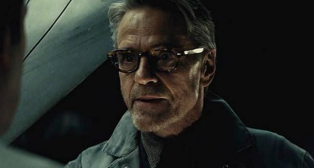 Batman v Superman, l'aube de la justice : Jeremy Irons porte une Breitling for Bentley Batman v Superman, l'aube de la justice : Jeremy Irons porte une Breitling for Bentley