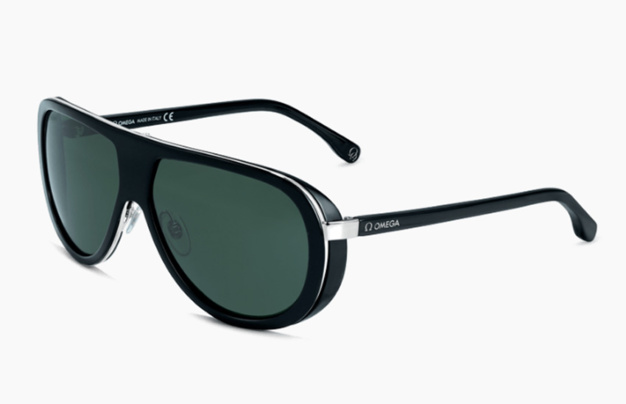 Omega en met plein la vue avec ses lunettes de soleil Omega en met plein la vue avec ses lunettes de soleil