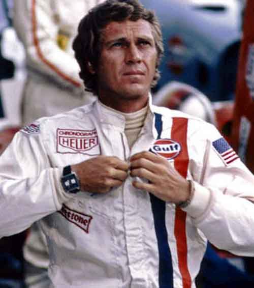 Le Mans : Steve McQueen porte une Heuer Monaco fond bleu