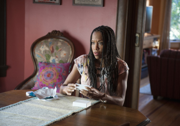 The leftovers : Regina King porte une Rolex Lady Datejust en or et acier