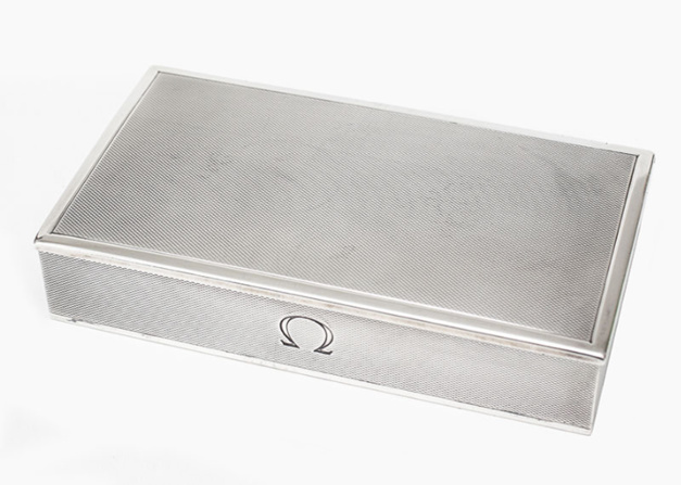 La boite en argent à cigarette de chez Omega La boite en argent à cigarette de chez Omega