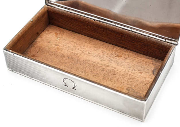 La boite en argent à cigarette de chez Omega La boite en argent à cigarette de chez Omega