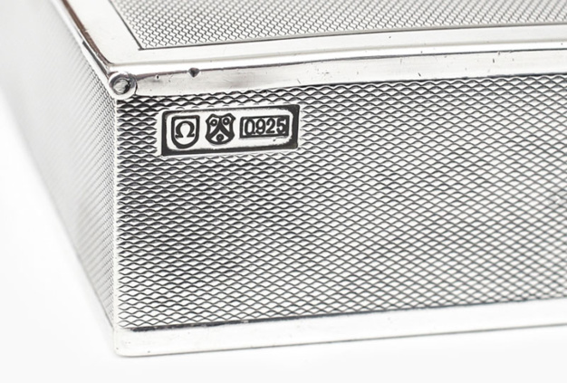 La boite en argent à cigarette de chez Omega La boite en argent à cigarette de chez Omega