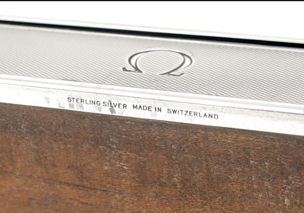 La boite en argent à cigarette de chez Omega La boite en argent à cigarette de chez Omega