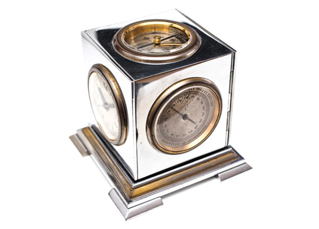 Hermès : pendulette 4 faces en métal chromé Hermès : pendulette 4 faces en métal chromé