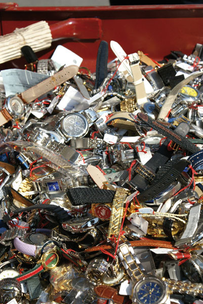 « Fake watches are for fake people ! » un slogan fort contre la contrefaçon des montres de luxe « Fake watches are for fake people ! » un slogan fort contre la contrefaçon des montres de luxe