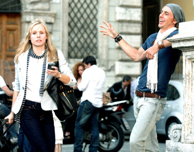 C'était à Rome : Kristen Bell porte une montre Alhambra de chez Van Cleef & Arpels