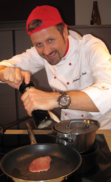 Studi cuisine avec au poignet une Patravi TravelTec FourX de Carl F. Bucherer