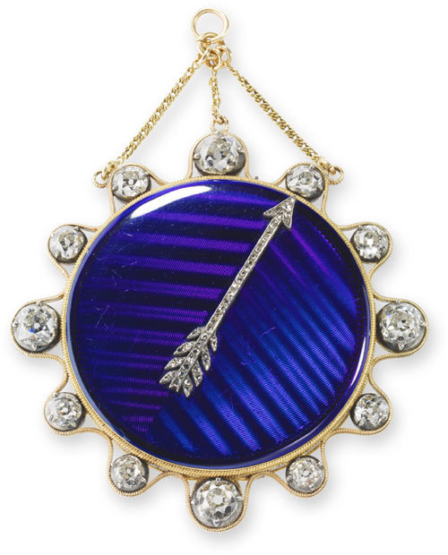 Petite montre médaillon à tact. Boîte en or émaillé bleu, flèche sertie de diamants, pièces de touche constituées de gros diamants ronds, cadran en argent, échappement à cylindre de rubis. Vendue à Joséphine Bonaparte le 18 février 1800