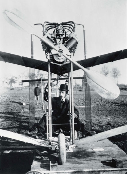 Alberto Santos-Dumont à bord de son aéroplane en 1907 copyright Cartier