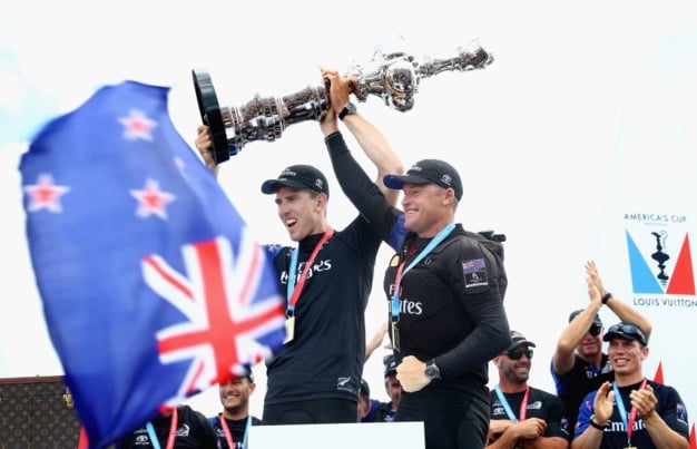 Emirates Team New Zealand remporte la Coupe de l'America avec une Omega au poignet Emirates Team New Zealand remporte la Coupe de l'America avec une Omega au poignet
