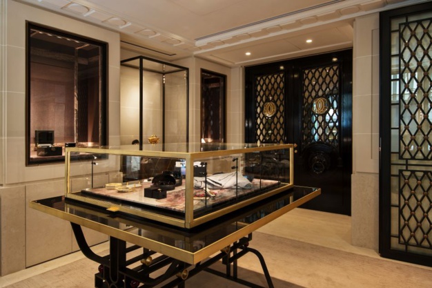 Roger Dubuis intègre le Cabinet de Curiosités de Thomas Erber au Crillon