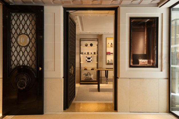 Roger Dubuis intègre le Cabinet de Curiosités de Thomas Erber au Crillon