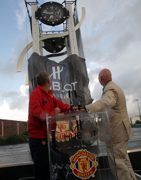 Hublot installe une horloge en forme de H devant le stade de Manchester Hublot installe une horloge en forme de H devant le stade de Manchester