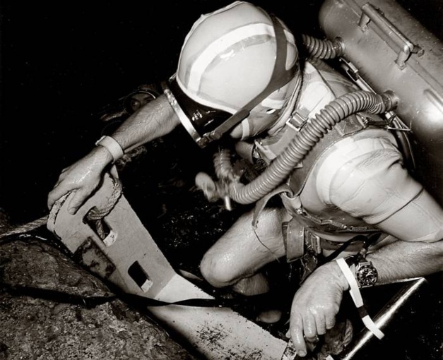 Bob Maloubier et sa Fifty Fathoms au poignet Bob Maloubier et sa Fifty Fathoms au poignet