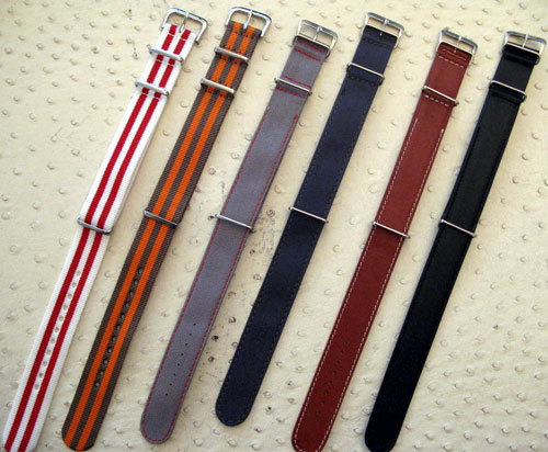 De gauche à droite : deux Nato en nylons, deux en Cordura doublé cuir et deux en cuir De gauche à droite : deux Nato en nylons, deux en Cordura doublé cuir et deux en cuir
