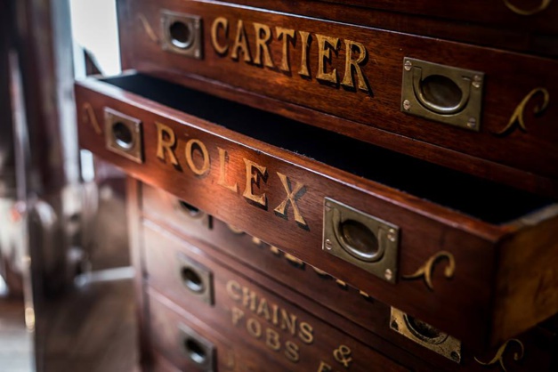 Rare : un splendide meuble d'horloger découvert à Hong Kong Rare : un splendide meuble d'horloger découvert à Hong Kong