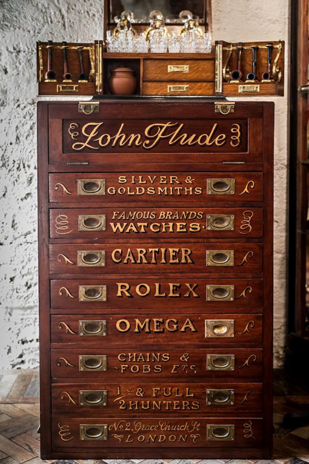 Rare : un splendide meuble d'horloger découvert à Hong Kong Rare : un splendide meuble d'horloger découvert à Hong Kong