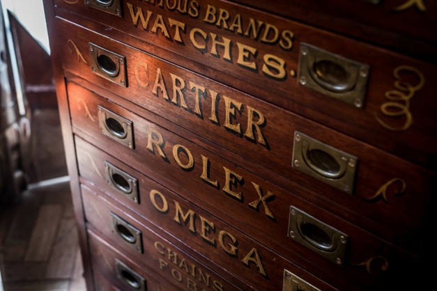 Rare : un splendide meuble d'horloger découvert à Hong Kong Rare : un splendide meuble d'horloger découvert à Hong Kong