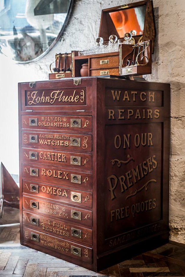 Rare : un splendide meuble d'horloger découvert à Hong Kong Rare : un splendide meuble d'horloger découvert à Hong Kong