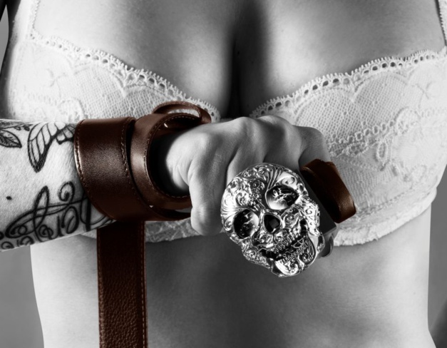 T F Est. 1968 : ceinture et boutons de manchette "skull" horloger