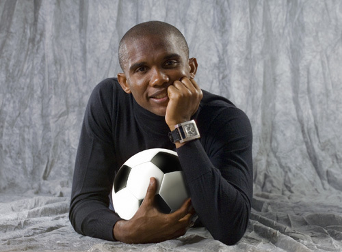 Samuel Eto'o portant une montre Eto'o World Samuel Eto'o portant une montre Eto'o World
