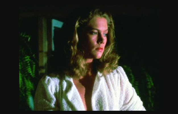La fièvre au corps : Kathleen Turner porte une Tank de chez Cartier en or jaune