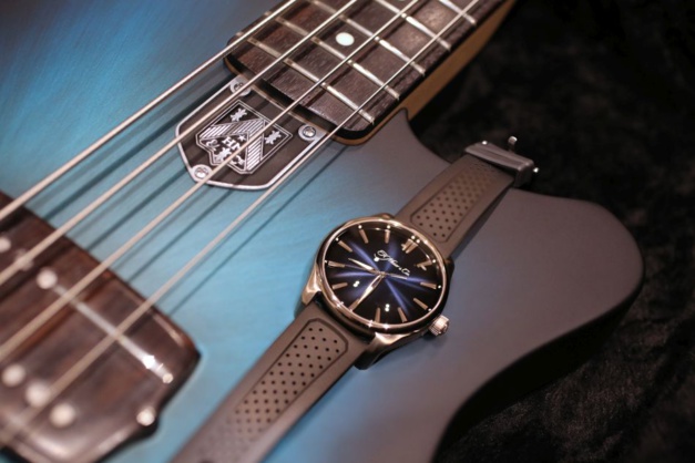 Moser offre une guitare "funky blue" à Adam Clayton