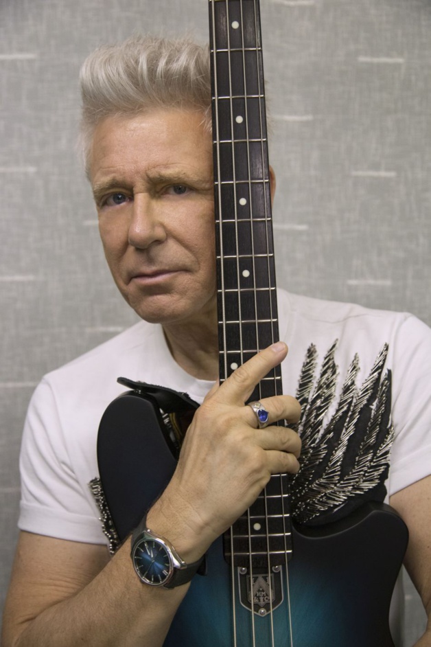 Moser offre une guitare "funky blue" à Adam Clayton Moser offre une guitare "funky blue" à Adam Clayton
