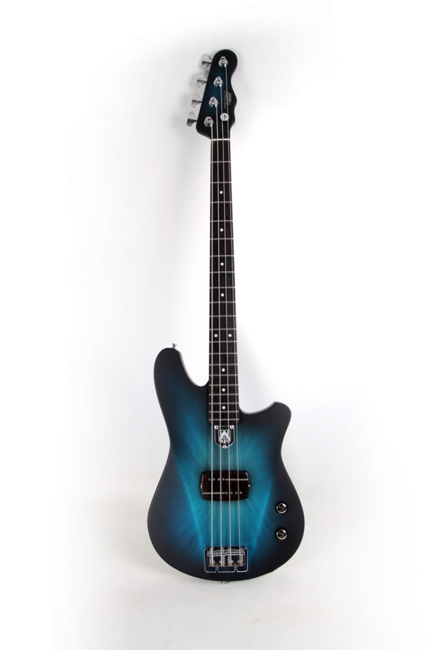 Moser offre une guitare "funky blue" à Adam Clayton