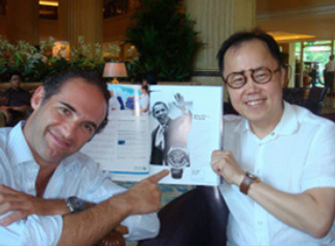 Singapour, septembre 2009 : rencontre entre l’horloger Denis Asch et Bernard Cheong, collectionneur, expert et critique horloger singapourien Singapour, septembre 2009 : rencontre entre l’horloger Denis Asch et Bernard Cheong, collectionneur, expert et critique horloger singapourien