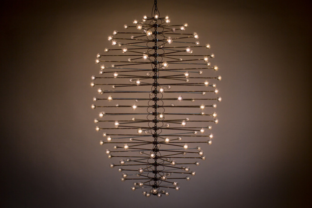 MAD Gallery accueille Nebula Hive, le luminaire "céleste" de l'artiste cinétique Ivan Black