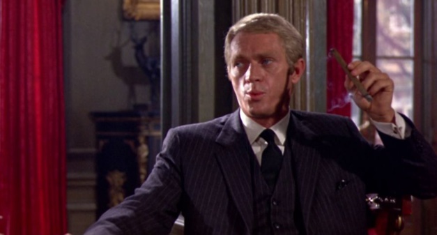 L'affaire Thomas Crown : Steve McQueen porte une Tank cintrée de chez Cartier L'affaire Thomas Crown : Steve McQueen porte une Tank cintrée de chez Cartier