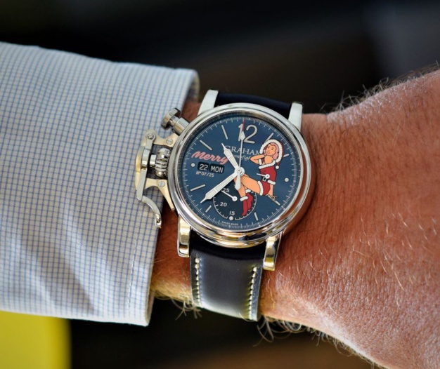 Graham Chronofighter Nose Art : la mère Noël au poignet Graham Chronofighter Nose Art : la mère Noël au poignet