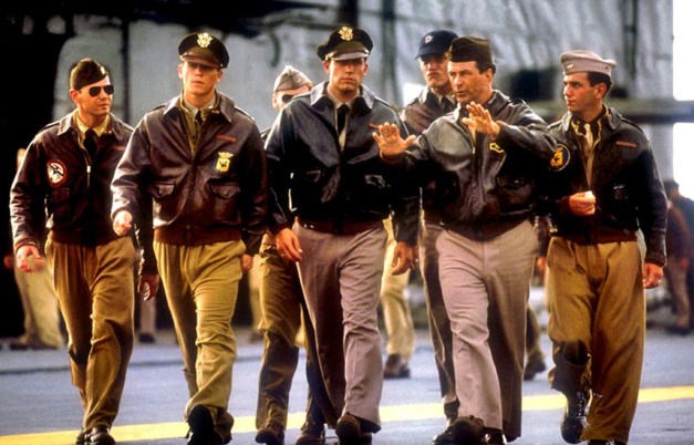 Pearl Harbor : Alec Baldwin porte une Hamilton Khaki Pearl Harbor : Alec Baldwin porte une Hamilton Khaki