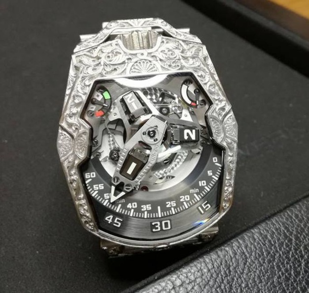 Urwerk UR-210 Dubaï : gravure à l'état pur pour cette pièce unique Urwerk UR-210 Dubaï : gravure à l'état pur pour cette pièce unique