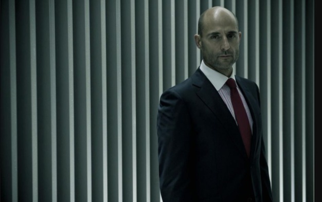 Welcome to the punch : Mark Strong porte une Omega Speedmaster triple date