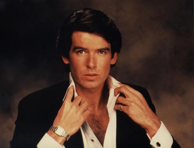 Remington Steele : Pierce Brosnan porte une Panthère en or et acier de chez Cartier Remington Steele : Pierce Brosnan porte une Panthère en or et acier de chez Cartier