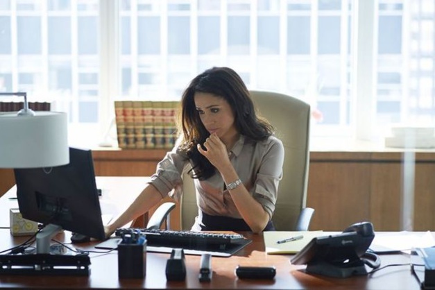 Suits, Meghan Markle avec sa Tank française de chez Cartier Suits, Meghan Markle avec sa Tank française de chez Cartier