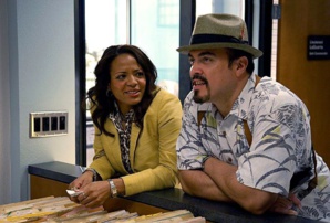 Dexter : Luna Lauren Velez porte une Santos de chez Cartier Dexter : Luna Lauren Velez porte une Santos de chez Cartier