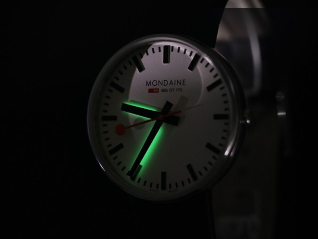 Mondaine Backlight : la lumière vient du dessous ! Mondaine Backlight : la lumière vient du dessous !