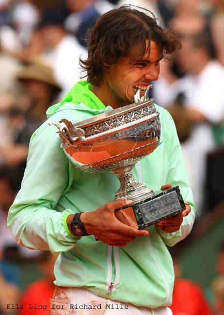 Rafael Nadal vainqueur de Roland Garros 2009 avec sa RM 027 au poignet Rafael Nadal vainqueur de Roland Garros 2009 avec sa RM 027 au poignet