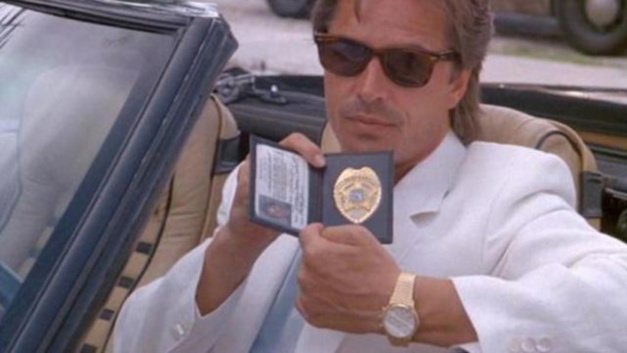 Deux flics à Miami : Don Johnson porte un chrono Ebel 1911 en or jaune Deux flics à Miami : Don Johnson porte un chrono Ebel 1911 en or jaune
