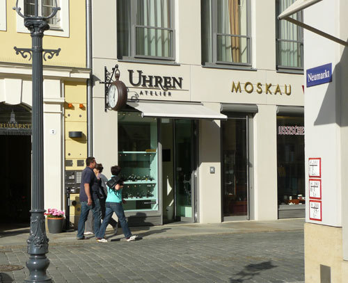 Dresde : deux boutiques de montres d’occasion « made in Saxonia » sur la place Neumarkt Dresde : deux boutiques de montres d’occasion « made in Saxonia » sur la place Neumarkt