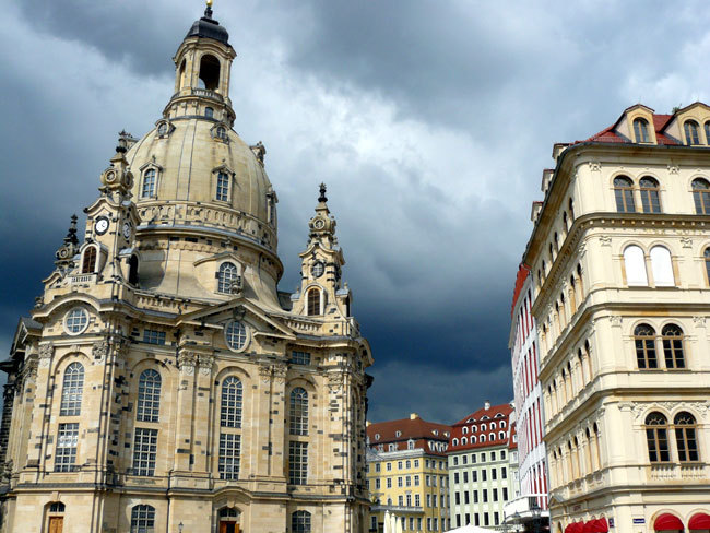 Dresde : deux boutiques de montres d’occasion « made in Saxonia » sur la place Neumarkt Dresde : deux boutiques de montres d’occasion « made in Saxonia » sur la place Neumarkt