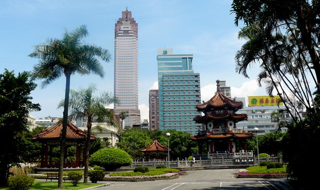 Parc du Mémorial de la paix du 28 février avec au fond à gauche, la Tour Shin Kong Life