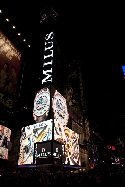 Milus donne l’heure sur Times Square à New York avec la Tirion Répétition Minutes trirétrograde Milus donne l’heure sur Times Square à New York avec la Tirion Répétition Minutes trirétrograde