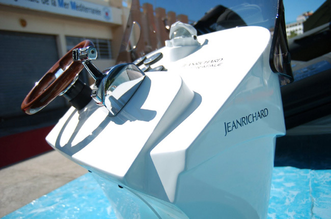 JeanRichard partenaire des bateaux semi-rigides Rafale : la Diverscope JR1000 s’installe à bord JeanRichard partenaire des bateaux semi-rigides Rafale : la Diverscope JR1000 s’installe à bord