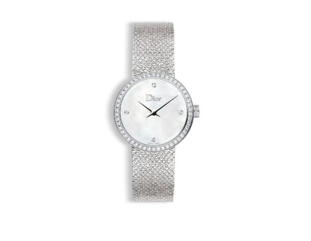 Brigitte Macron et sa montre D de Dior à l'heure des Bleus Brigitte Macron et sa montre D de Dior à l'heure des Bleus