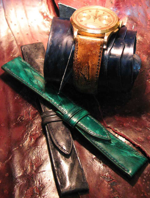 Bracelet havane posé sur chronographe suisse de 1940, ainsi que deux bracelets gris et vert posés sur fond de peaux rouille d’esturgeon Bracelet havane posé sur chronographe suisse de 1940, ainsi que deux bracelets gris et vert posés sur fond de peaux rouille d’esturgeon